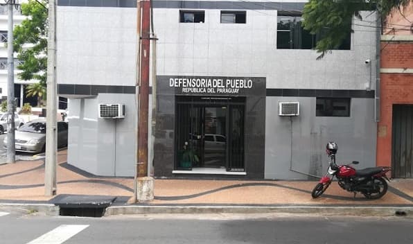 Denuncian a defensor del pueblo por encuentro sexual con funcionarias en oficina
