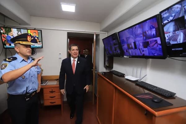 Indignación por destacamento policial que custodia sede de la ANR