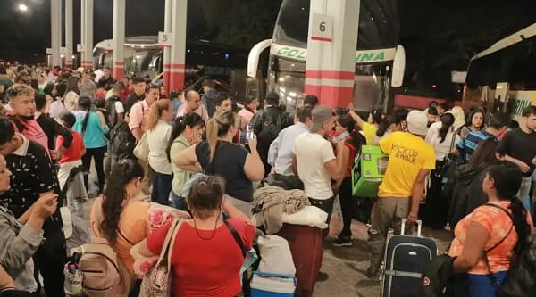 Familias abarrotan Estación de Buses de Asunción para recibir el 2024