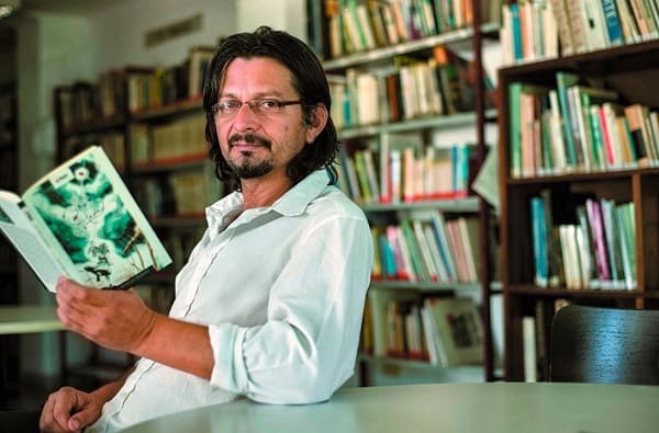 Julio Benegas Vidallet relanza su impactante novela “Un relato urgente” en Plaza Italia