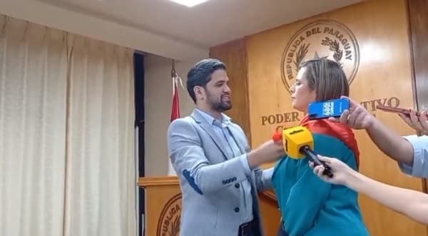 Parodia de legisladores critica nepotismo en el Congreso