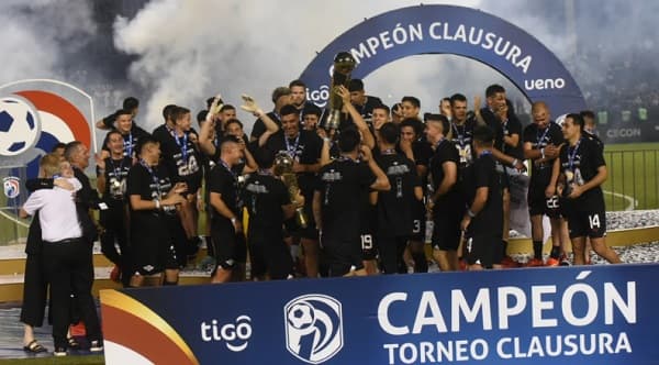 ¡Noche de estrellas! Premian a los campeones del fútbol paraguayo 2023