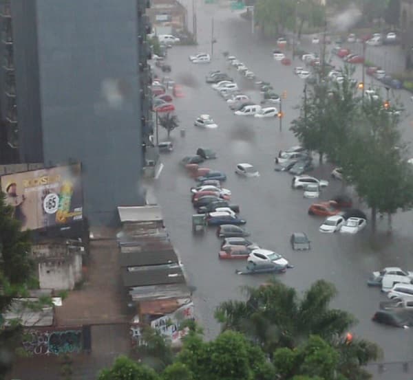 Inundaciones generan caos en Montevideo tras fuerte temporal