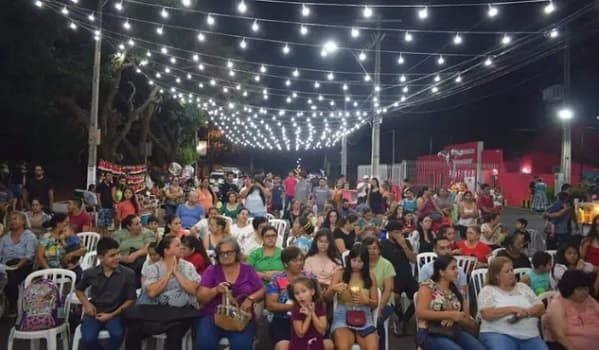 Villa Elisa brilla con espíritu navideño en la avenida Américo Picco