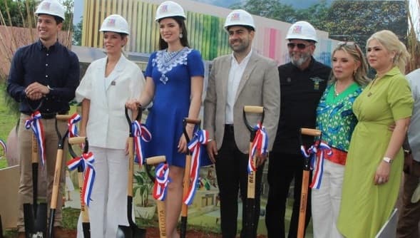 Nadia Ferreira da la palada inicial del centro para niños con cáncer
