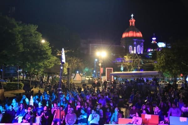 Fiesta navideña ilumina la Plaza de la Democracia en Asunción