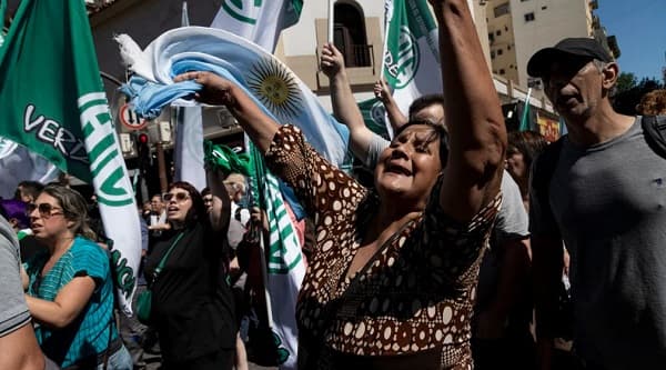Masiva protesta en Argentina contra políticas de Milei