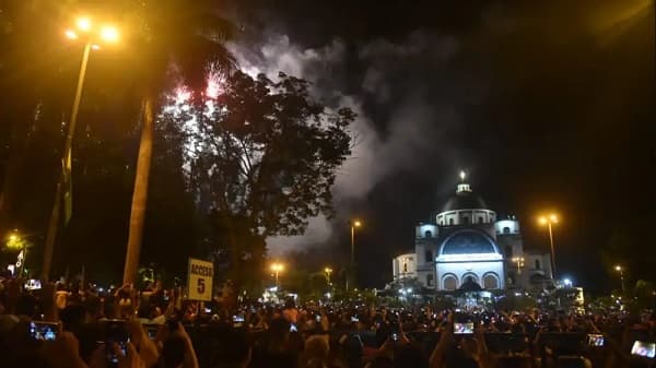 Fiestas de Caacupé: música, danza, fuegos artificiales y un lleno total