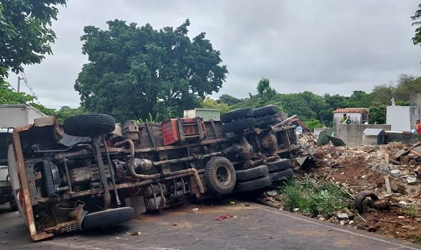 Vuelco de camión en Lambaré levanta sospechas de contrabando