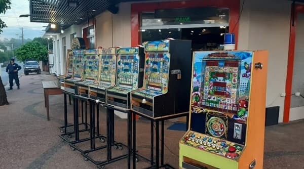 Retiran tragamonedas ilegales de locales