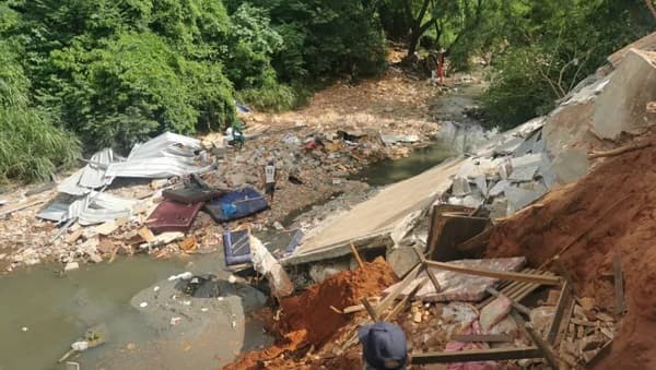Lambaré: Derrumbe de cuatro casas por cañería rota de la Essap