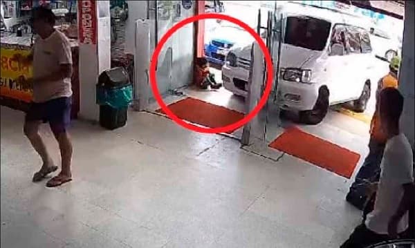 Menor escapa ileso de automóvil que ingresó a supermercado