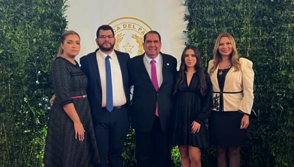 Esposa de senador enfrenta escrache por nepotismo