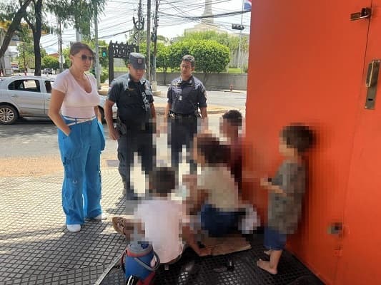 Imputan a madre por obligar a hijos pequeños a mendigar en semáforos