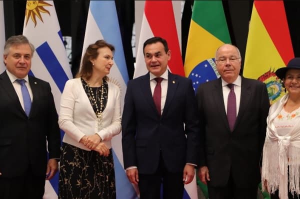 Paraguay “tiene que pagar” por la hidrovía, pero pide renegociar la tarifa, dice Mondino