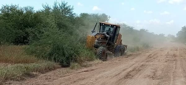 Reparan caminos deteriorados en zona del río Pilcomayo