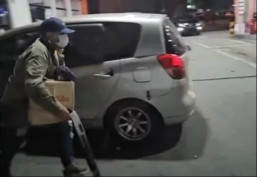 Captan en video persecución y robo a comerciante en estación de Mariano