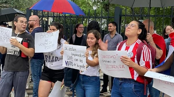 Ciudadanos se manifiestan por Kattya González y contra la pérdida de investidura