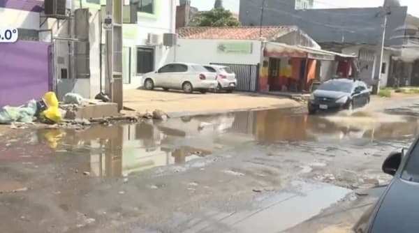Calle Casilda Insaurralde y Mariscal López: Enormes baches y agua servida generan malestar