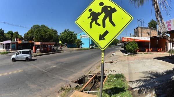 Ante abandono del MOPC, pobladores bachean por cuenta propia calles de San Lorenzo