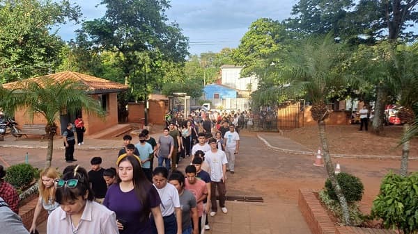 Jóvenes compiten por becas de estudio del Gobierno