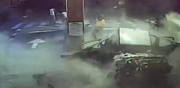 Explosión de auto en Argentina provoca lluvia de cocaína