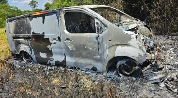 Hallan furgón incinerado, relacionado con robo a cambistas