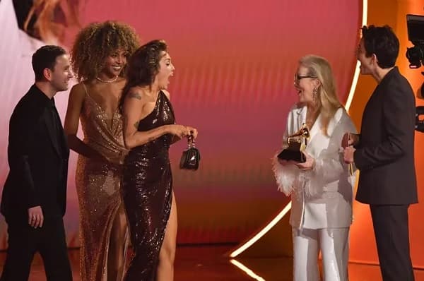 Mujeres acapararon premios Grammy con Swift, Cyrus y Karol G