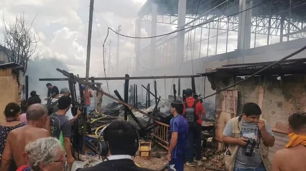 Bomberos sofocan voraz incendio junto a Club Sajonia