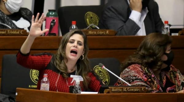 Kattya González apela al “coraje” de la Corte por su banca