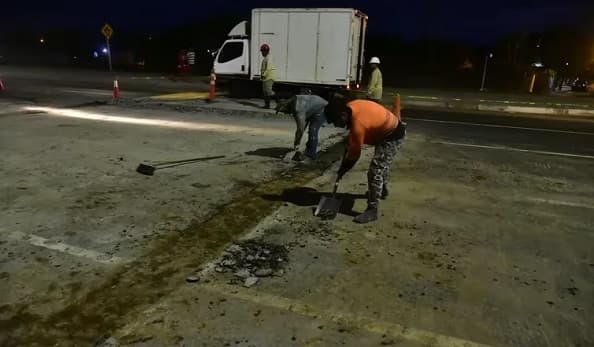 Retiran lomadas en Costanera tras lluvia de críticas