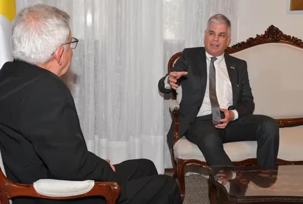 Embajador de EE.UU. y cardenal dialogan sobre democracia en medio de crisis política en Paraguay