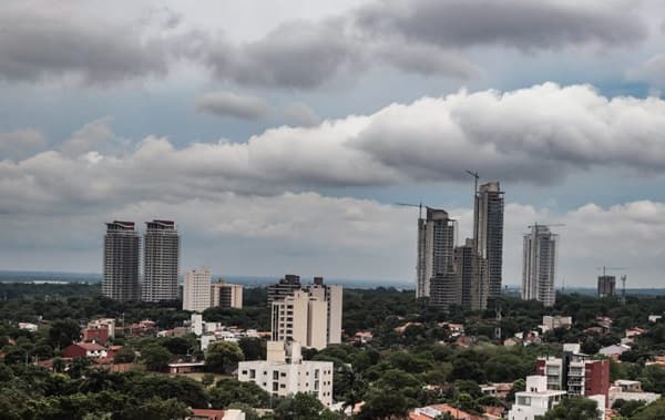Domingo caluroso y húmedo con chaparrones en todo el país