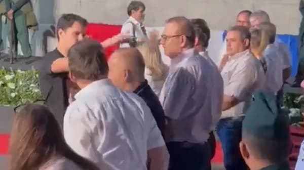 Concejal lanza billetes falsos a senadores en inauguración de puente