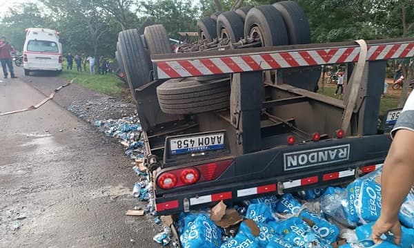 Camionero muere en vuelco y avivados saquean carga de cerveza