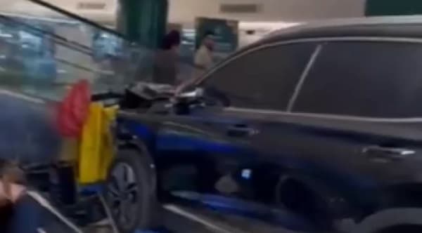 Mujer pierde control de vehículo y choca en shopping