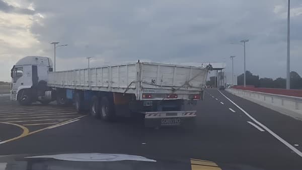 Camión desafía prohibición en Puente Héroes del Chaco