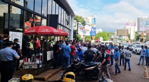 Taxistas protestan contra el caos vehicular en Puente de la Amistad