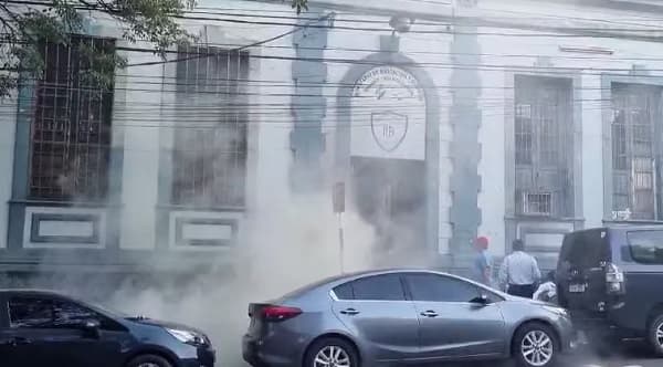 Reportan principio de incendio en colegio por falla eléctrica