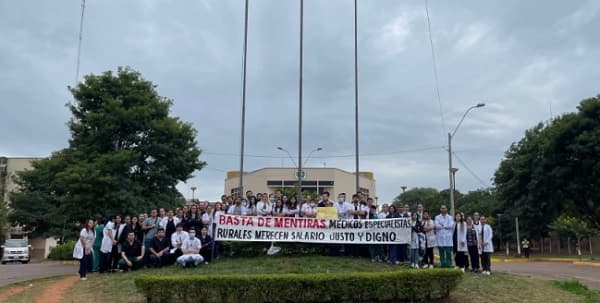 Médicos exigen mejora salarial y amenazan con huelga general