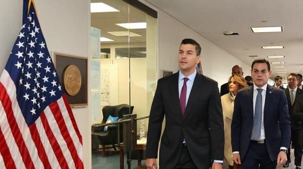 Gobierno enfrenta críticas por “quiebre democrático” en la Cumbre por la Democracia