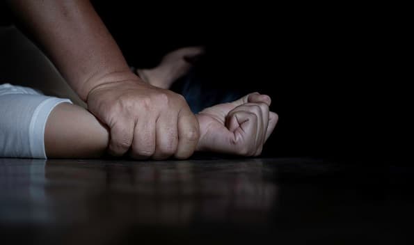 Condenan a médico naturalista por abusar sexualmente de sus hijos