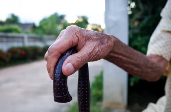 Adultos mayores de 65 a 71 años quedan fuera de la pensión este año