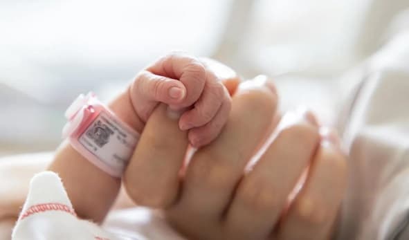 Beba intoxicada con cocaína está estable y su padre, detenido