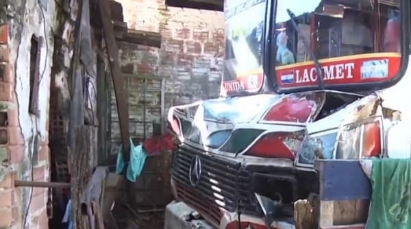 Bus sin frenos impacta vivienda en Sajonia tras maniobra