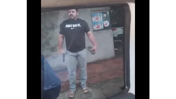 Exdiputado amenaza con arma a trabajadores por corte de luz