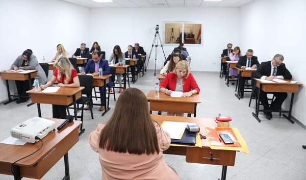 Lorena Segovia lidera lista de postulantes para Defensoría General tras examen de conocimientos