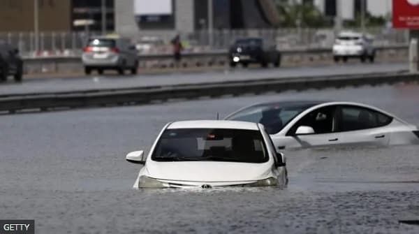 Histórica tormenta desata caos y severas inundaciones en la península arábiga