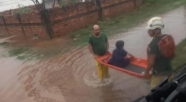 Mariano Roque Alonso bajo agua: bomberos en operativo de rescate y evaluación de daños