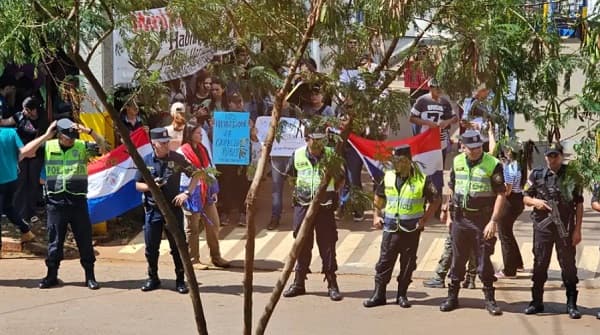Universitarios protestan en Ciudad del Este durante visita de Santiago Peña